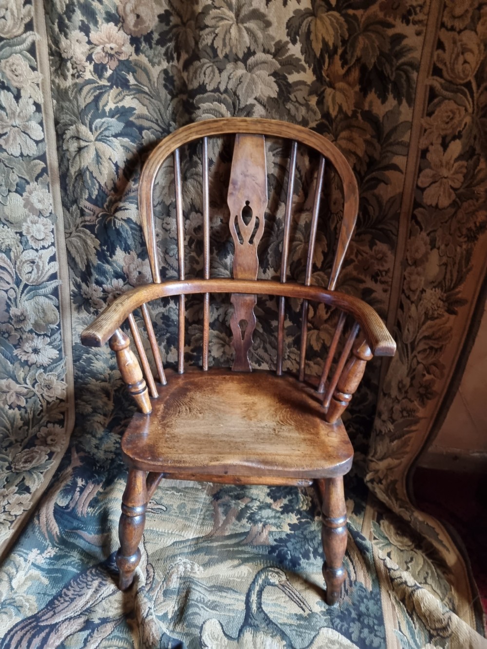 a good early 19thc ash and elm large childs windsor chair