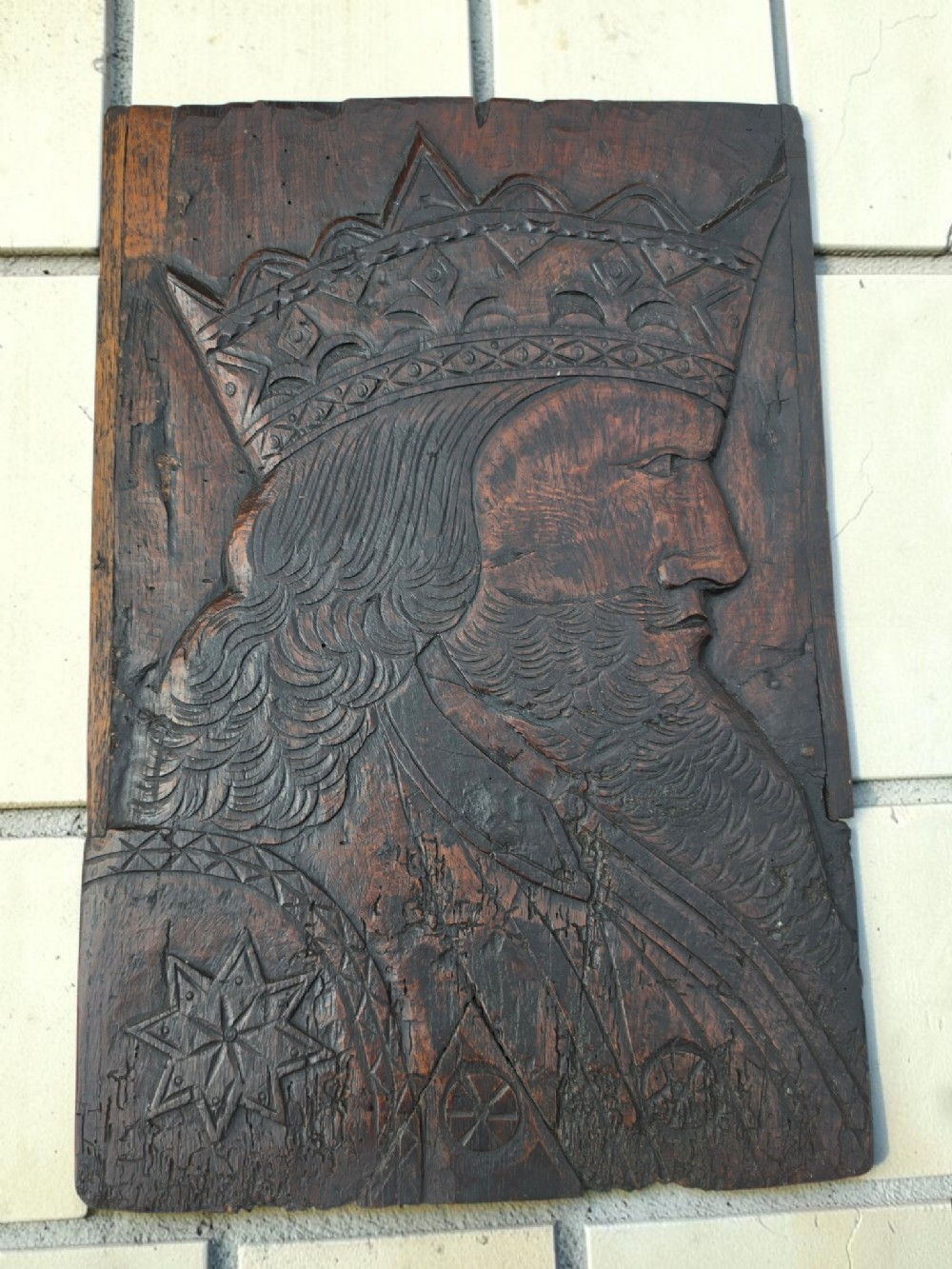 super l17e18thc carved oak panel of a king